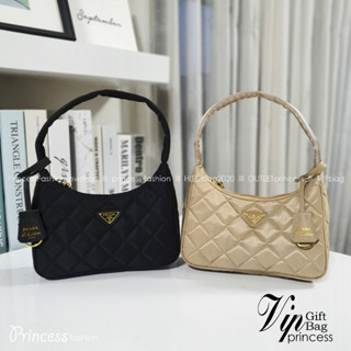 PRA.DA HOBO triangle motif padded bag รุ่นใหม่ล่าสุด!! PRA.DA NYLON HANDBAGS ขนาดกะทัดรัด อะไหล่ทอง