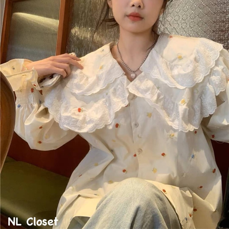 เสื้อเชื้ตปกใหญ่ซ้อนกัน2ปกแต่งระบายลูกไม้ที่คอ แขนยาวปลายแขนใส่สม๊อก
