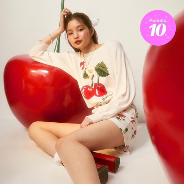 Sretsis x Pomelo เสื้อสเวตเตอร์ สีขาว ลายเชอร์รี่