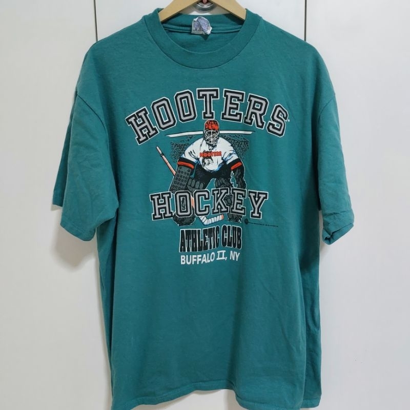 เสื้อยืด Hanes beefy HOOTERS HOCKEY 1996 ATHLETIC CLUB BUFFALO NY size XL (LV1)