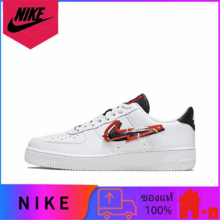 ของแท้ 100% Nike Air Force 1 LOW 07 PRM "Carabiner Swoosh" รองเท้าผ้าใบแบบสวมลำลองสีแดงและสีขาว