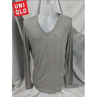 UNIQLO (HEATTECH EXTRA WARM) Brand_2nd hand เสื้อยืดแขนยาวคอวีสีเทา Size M​ แท้มือสองกระสอบำเข้า​