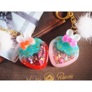 พวงกุญแจเรซิ่น shaker strawberry rabbit งาน handmade (ไม่ใส่น้ำ)