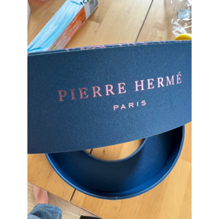 กล่องใส่มาการอง Pierre Hermé Paris