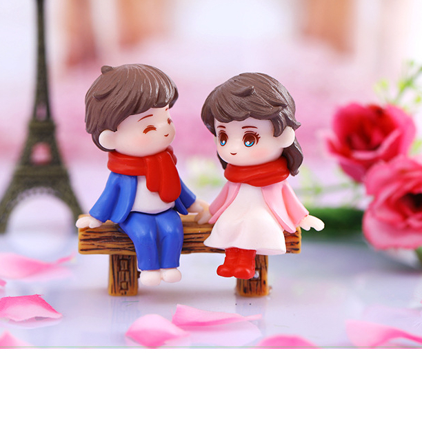 คู่หนุ่มสาวนั่งมีผ้าพันคอ ไม่มีม้านั่ง (ราคา/1คู่) ตุ๊กตาแต่งบ้าน ตุ๊กตาแต่งสวน ของสะสม โมเดล จัดสวนถาด พร็อพถ่ายรูป