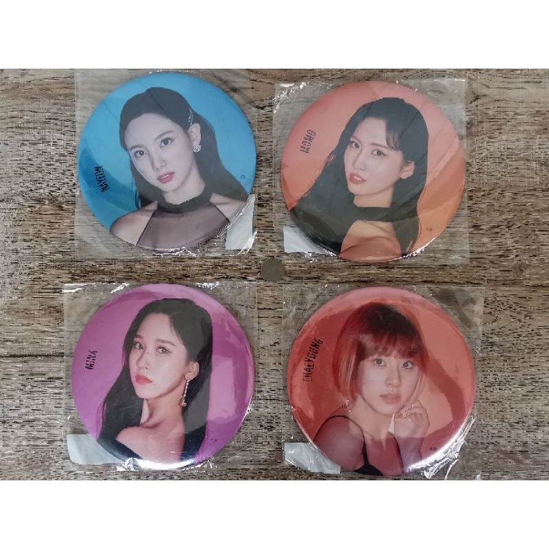 เข็มกลัด รูปตั้งโชว์ วง TWICE จากอีเว้นท์ TWICELIGHTS' IN JAPAN