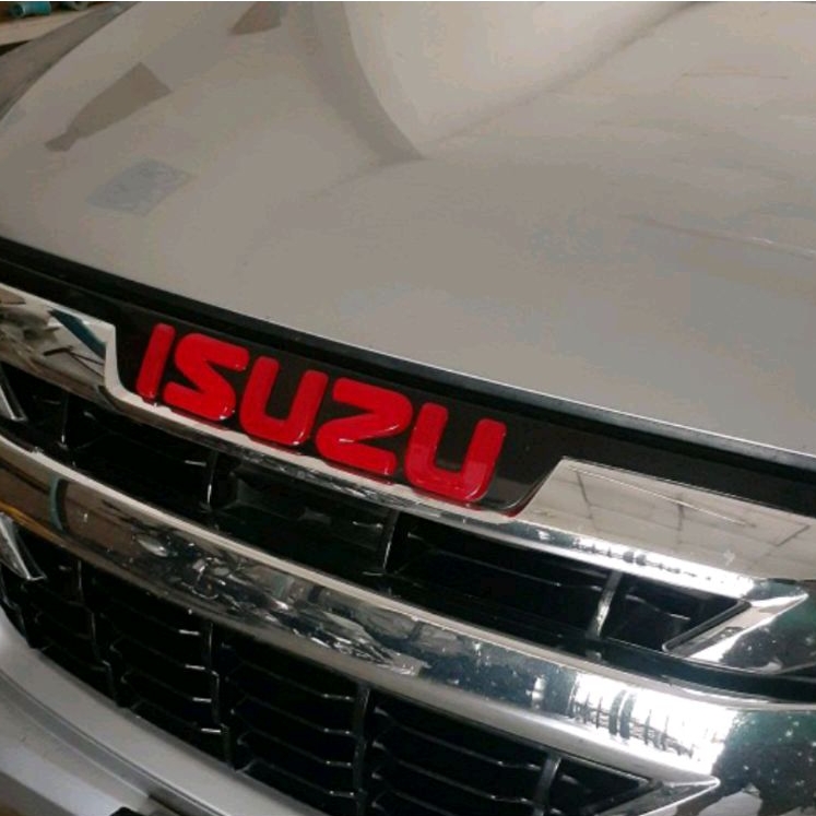 Logo โลโก้ ISUZU D-MAX  ติดกระจังหน้ารถ ปี  2020-2023 แบบเปลี่ยน มีลายไทเท กับ สีแดง สินค้าจัดส่งจากไทย