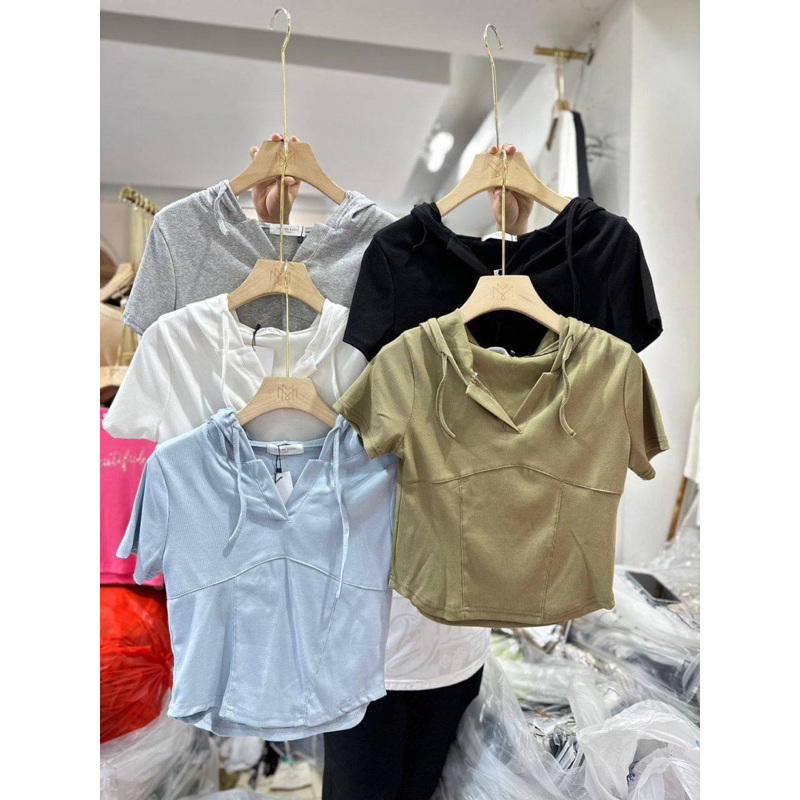 เสื้อครอปทรงฮู้ด ตีเกร็ดอก ป้าย it's me basic