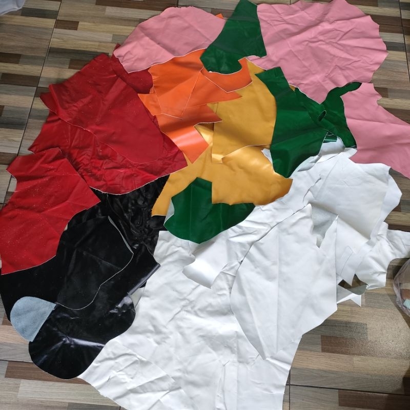 เศษหนังแท้ -เลือกสีได้ (1 กก./180 บาท) :หนังนิ่ม-บาง 0.8-1.0 มม./ขนาด 2ฝ่ามือขึ้น,เกือบๆA4 /เลือกสีได้