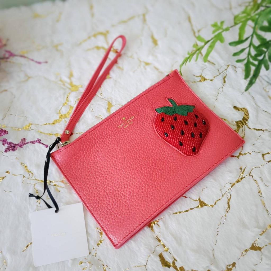 Kate Spade New York STRAWBERRY MINI LEATHER WRISTLET #กระเป๋าคล้องมือ #กระเป๋าสตรอเบอร์รี่ #strawberry