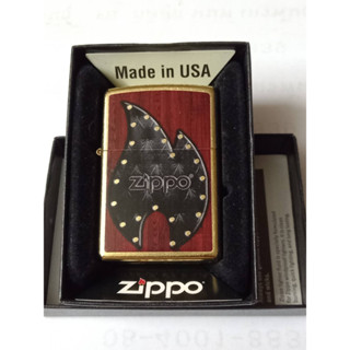 ZIPPO  28832  LEATHER  FLAME    สีทอง ผิวทองเหลือง  ลายแบบสกรีน  ผลิตปี2015   ของใหม่ไม่ผ่านการใช้งาน