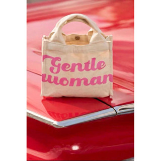 กระเป๋า Gentlewoman กระเป๋ารุ่นซิกเนเจอร์ สุดฮิต เป็นกระเป๋าที่ขายดีตลอดกาล สกรีน โลโก้สีชมพู มีสายสะพายข้าง น่ารักๆ
