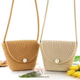 สีน้ำตาล/สีเบจ กระเป๋าสะพาย ทำจากเชือกฝ้าย ถักมือ  มีสายยาว ปากกระเป๋าเป็นกระดุมแม่เหล็ก ด้านหน้าตกแต่งกระดุมมุก