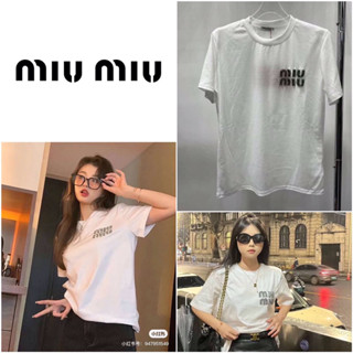 เสื้อยืดแขนสั้น MIU MIU สีขาวปักเพชรชื่อแบรนด์วิ้งๆ