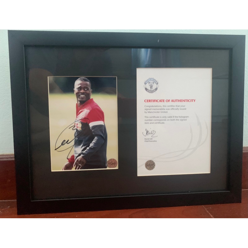 รูปพร้อมลายเซ็นนักเตะแมนยูแท้ ใส่กรอบ Patrice Evra มีใบรับรองจากสโมสร