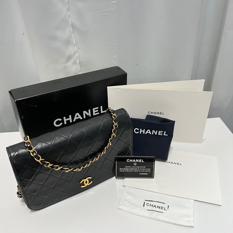 Authentic CHANEL vintage  Clutch with Chain HOLO 5 size 23 CM
