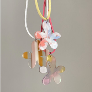Hadesories Sunny Flower Pendant with Chamois Rope จี้อะคริลิครูปดอกไม้พร้อมเชือกหนังชามัวร์