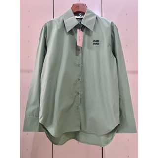 MIU MIU LONG SLEEVE SHIRT GREEN เสื้อเชิ้ตคอปกแขนยาว แบรนด์มิวมิว สีเขียว กระเป๋าหน้าอก ปักตัวหนังสือโลโก้คลาสสิค