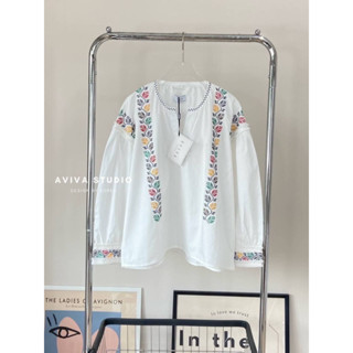 Aviva studio 🤍 เสื้อเชิ้ตคอวีแขนยาว งานปักดอกกสไตล์เกาหลี