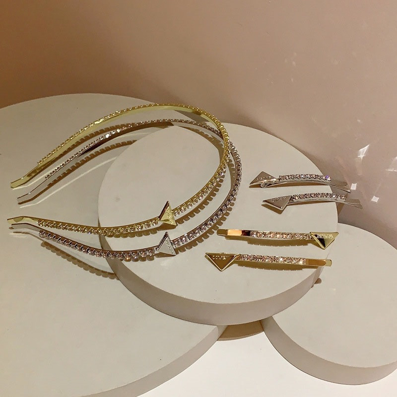 พร้อมส่ง Prada Embellished brass headband ที่คาดผมปราด้า งานเพชร ประดับโลโก้ ตัวคาดผมเป็นเพชรทั้งแถบ มีอะไหล่เงิน- ทอง