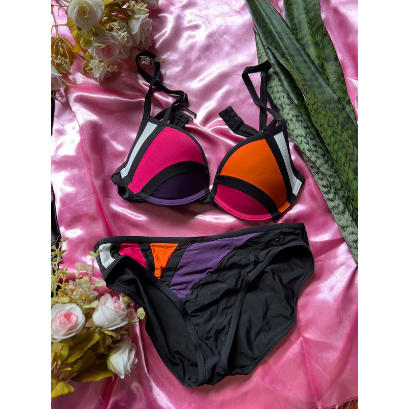 Triumph Bikini ชุดว่ายน้ำพี้นดำหลากสี(ชุดมือสอง)