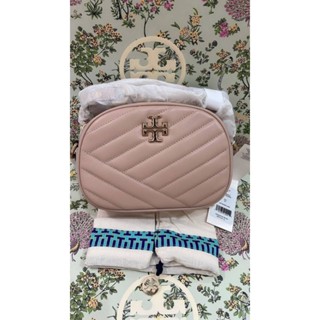 งาน Shop สียอดนิยม #Tory Burch #KIRA CHEVRON SMALL CAMERA BAG สี Devon Sand สวยคลาสสิค