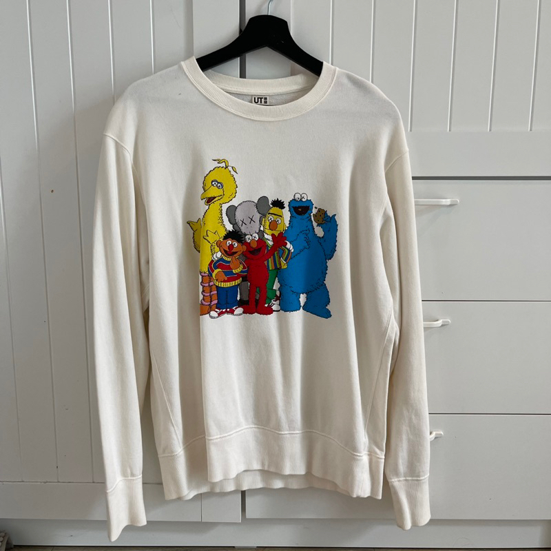 Sweaters sesame street x kaws x uniqlo สีครีม