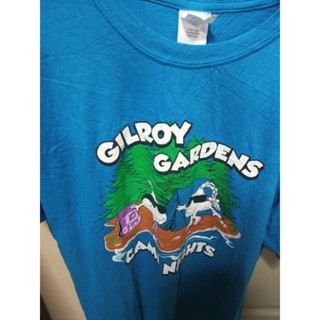 เสื้อยืดลายการ์ตูน สกรีนตัวหนังสือ GILROY GARDENS