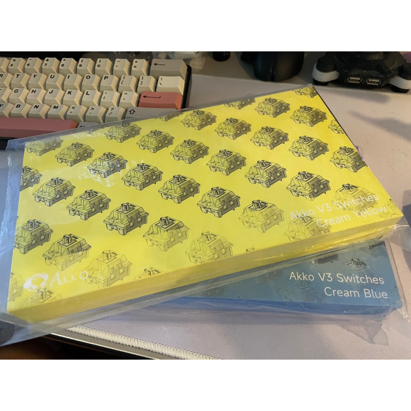 Akko Cream Yellow V3 [Lube] / Cream Blue V3 [ Lube] กล่องละ 45 ตัว Lube ทุกตัว [มือสอง]