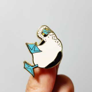 เข็มกลัด / หมุดโลหะ นกทะเลเท้าสีฟ้า Happy Blue Footed Seabird 🐬🐋⛵💦 (Hard Enamel Pin)