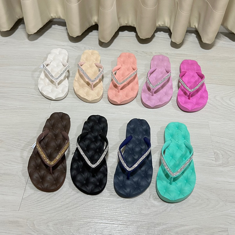 รองเท้าแตะหลุม คีบเพชร นุ่ม ใส่สบายมากค่า เเนะนำเลยย😻