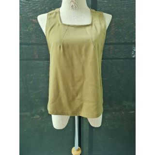 เสื้อมือสอง​ คอเหลี่ยม​ หลังไขว้​ สีเขียวขี้ม้า​ ผ้าลื่น​ ดีไซด์สวย
