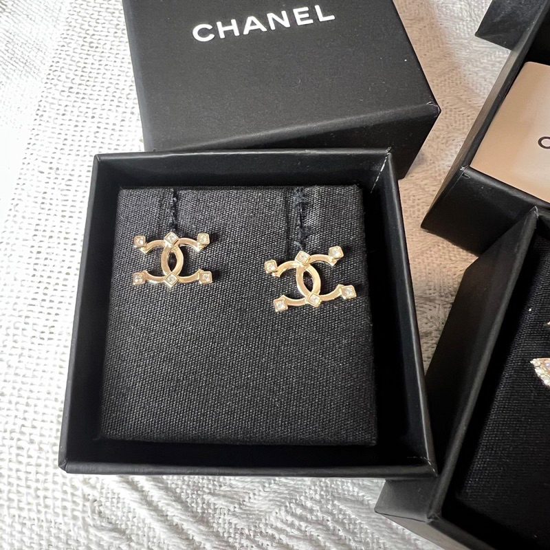 🔥🔥16,900 net🔥🔥 Very new ‼️ C h a n e l earring 1.5cm ปี 2022 รุ่นนี้น่ารักมากๆ สภาพสวยกริบ ใส่น้อยมา