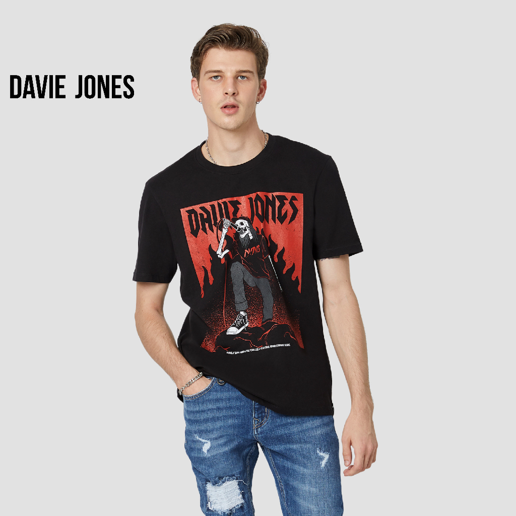 DAVIE JONES เสื้อยืดพิมพ์ลาย ทรง Regular Fit สีดำ Graphic print T-shirt in black WA0154 BK