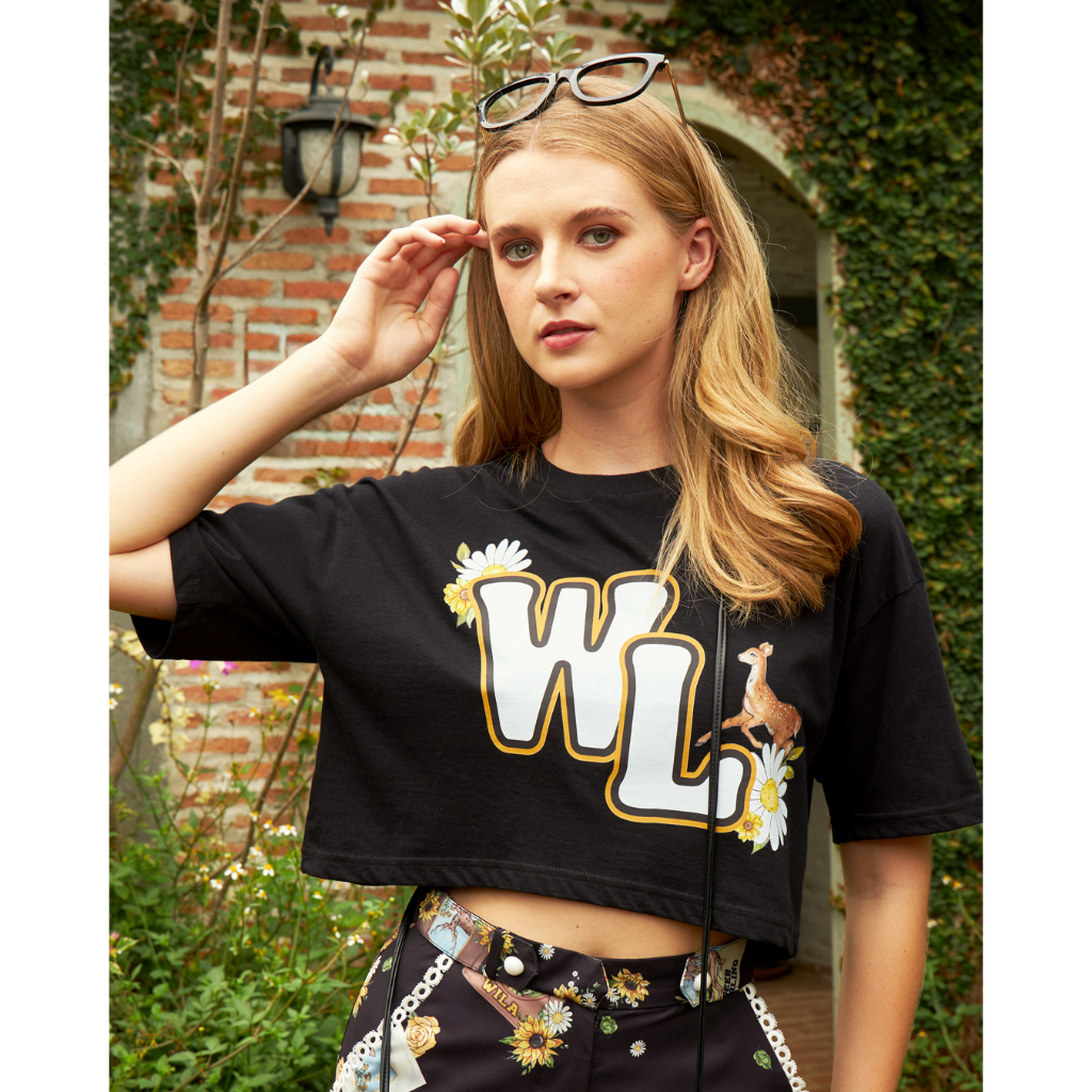 Wila-Sika T-shirt เสื้อคร็อปยืดคอกลมผ้า cotton 100% หนากลาง ทรงตรงสั้น oversized แขนยาวตรงเหนือศอกสีดำ ด้านหน้าสกรีนลาย