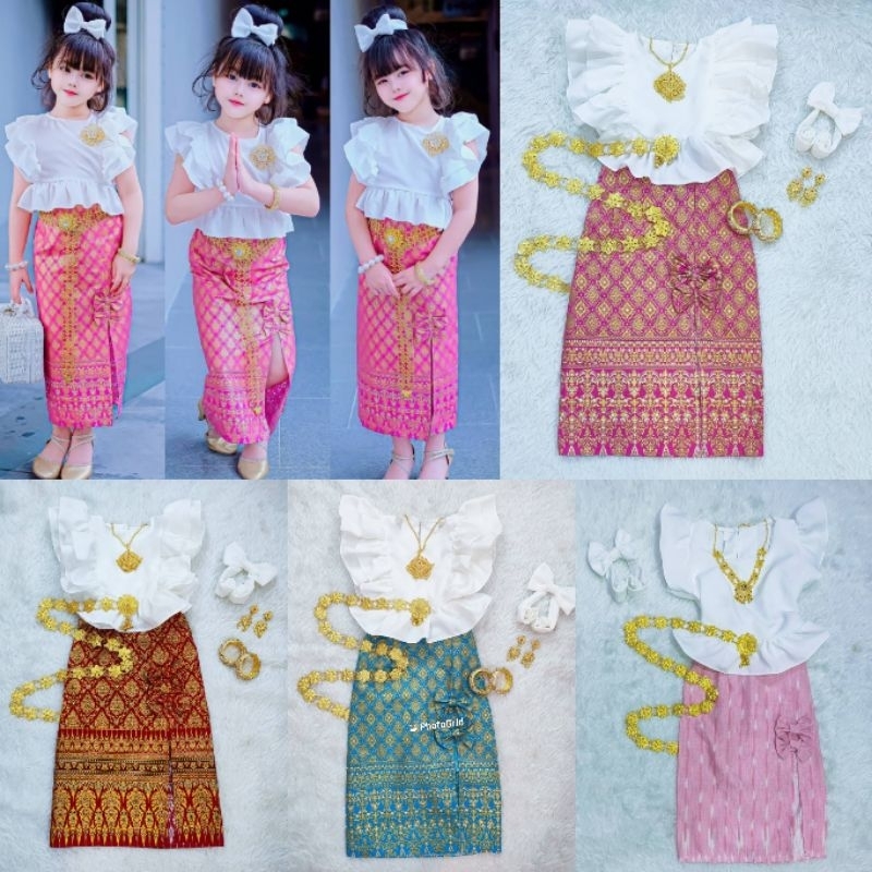 in // ชุดไทยเด็กหญิง ชุดไทยประยุกต์เสื้อแขนระบาย 2 ชั้น + กระโปรงยาวผ่าข้างแต่งโบว์ ผ้าคอตตอนพิมพ์ทอง พร้อมโบว์ผูกผม