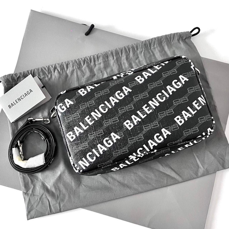 🦋สินค้าพร้อมส่ง🦋  New💛 Balenciaga Camera Bag Size M (26 x 16 x 6 cm.) ถุงผ้า การ์ด ถุงกระดาษ สำเนาใบเสร็จ