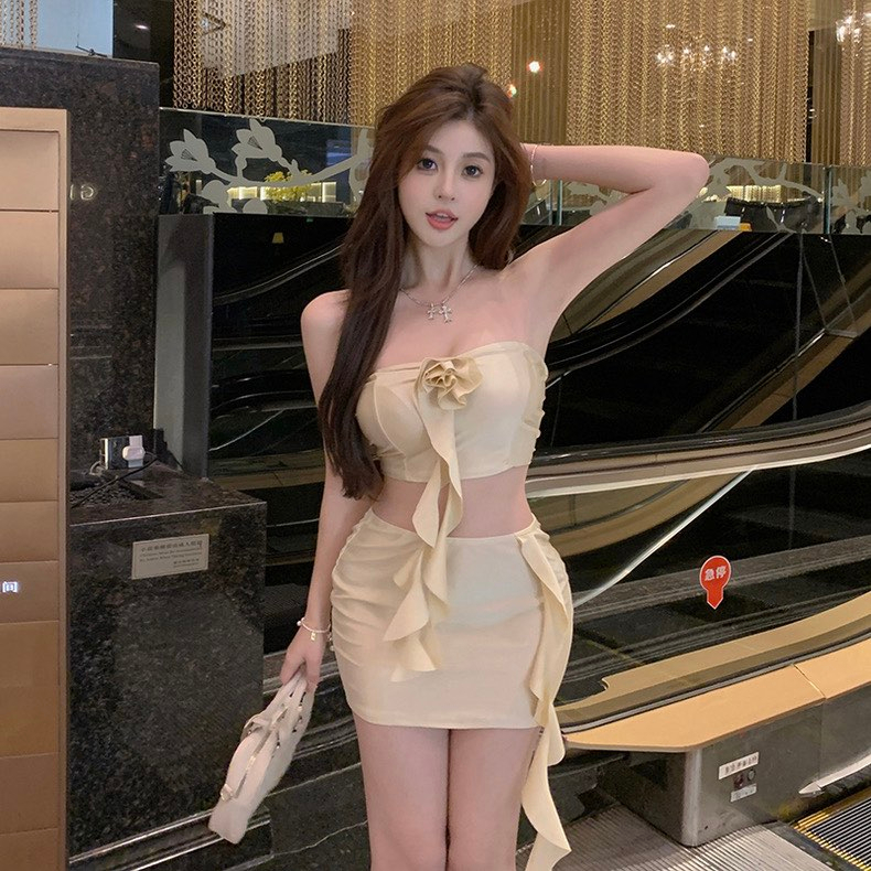 พร้อมส่ง ชุดเซตสไตล์เกาหลี เสื้อเกาะอก กระโปรงสั้น สวยมาก เซ็กซี่ งานนำเข้า สีครีมอ่อน ผู้ดีมากก