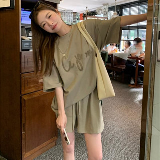 พร้อมส่ง #เซ็ต2ชิ้น เสื้อยืดคอกลมแขนสั้นสีเขียวArmy ทรงOversize ดีเทลมีงานนูนลายTextด้านหน้า+กางเกงขาสั้นเอวยางยืด