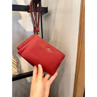 คล้องมือ 1 ซิป S รุ่น CORNER ZIP WRISTLET IN CROSSGRAIN LEATHER สีแดง