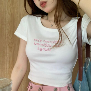 พร้อมส่ง เสื้อยืดคอกลมแขนสั้นสีขาว ทรงเข้ารูป ทรงครอป ดีเทลมีงานปักลายTextสีชมพูด้านหน้าน่ารักมากๆ ผ้าคอตตอนยืด