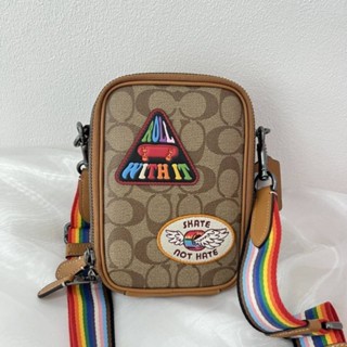 กระเป๋าสะพาย รุ่นใหม่ สวยมาก 
ใช้ได้ ชาย/หญิง NEW Coach Stanton Crossbody In Signature Canvas With Patches