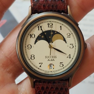 นาฬิกา Vintage Alba by Seiko หน้าพระจันทร์ สภาพป้ายห้อย ไม่ผ่านการใช้งานจากญี่ปุ่น