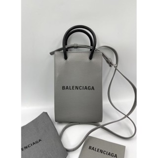 💥กระเป๋า Balenciaga phone bag stamp T (y.21)สีเทาสวย รุ่นฮิต ✨สภาพโดยรวมสวย มุมมีใช้งานทั่วไป