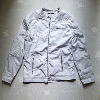 (USED) Zara Biker Jacket สไตล์นักบิด ผ้าฝ้ายสีเทาสว่าง ด้านในเป็นผ้าร่มสีเทาเข้ม มีตำหนิเป็นรู ที่อกขวา 2รู