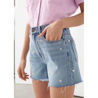 Camaieu Daisy🌼 Short Denim  ขาสั้น2ส่วน เอวค่อนสูง ผ้ายีนส์ไม่หนามาก คือใส่สบายๆ ปักดอกเดซี่เล็กๆสีขาว น่ารักๆเลย งานแท้