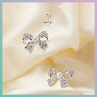 [petite by PRAKYRE] Ribby Diamond with Pearl Stud Earring - ต่างหูรูปโบว์แบบติหูประดับด้วยเพชรและมุก มินิมอลและเรียบหรู