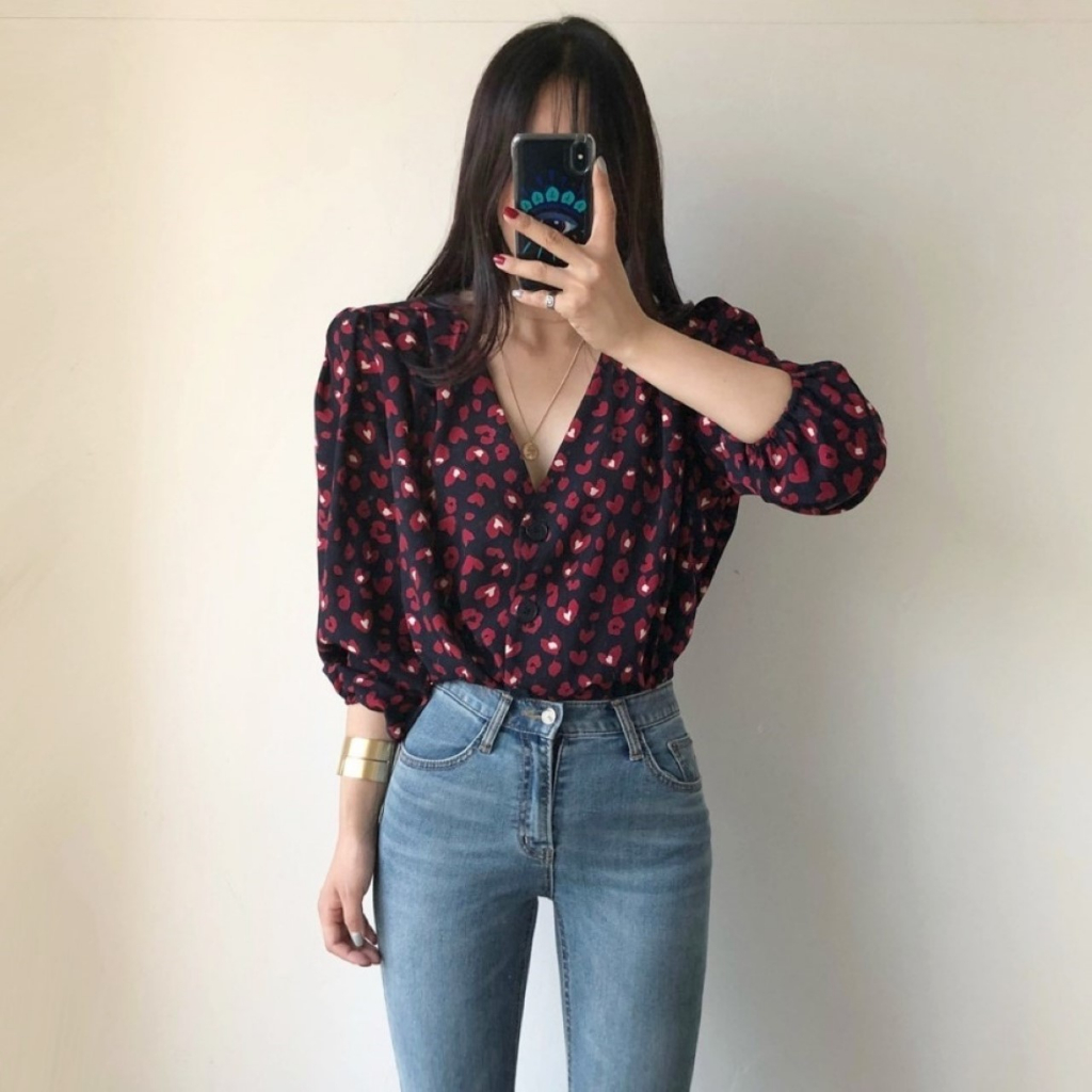 ꕥCatalog Fashionꕥ เสื้อเชิ้ตแฟชั่นคอวีแขนสามส่วนจั๊ม คอวี มีกระดุมหน้า พิมพ์ลายหัวใจแดง - รูปที่ 2