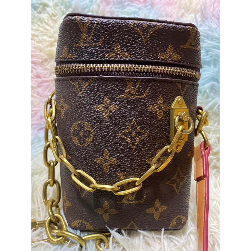 🌸กระเป๋าหลุยส์ทรงกล่องใส่โทรศัพท์ สายโซ่สะพายไหล่ มีสายครอสบอดี้ สะพายเก๋มาก หนังแท้ ปั้มทุกจุด มีลิ