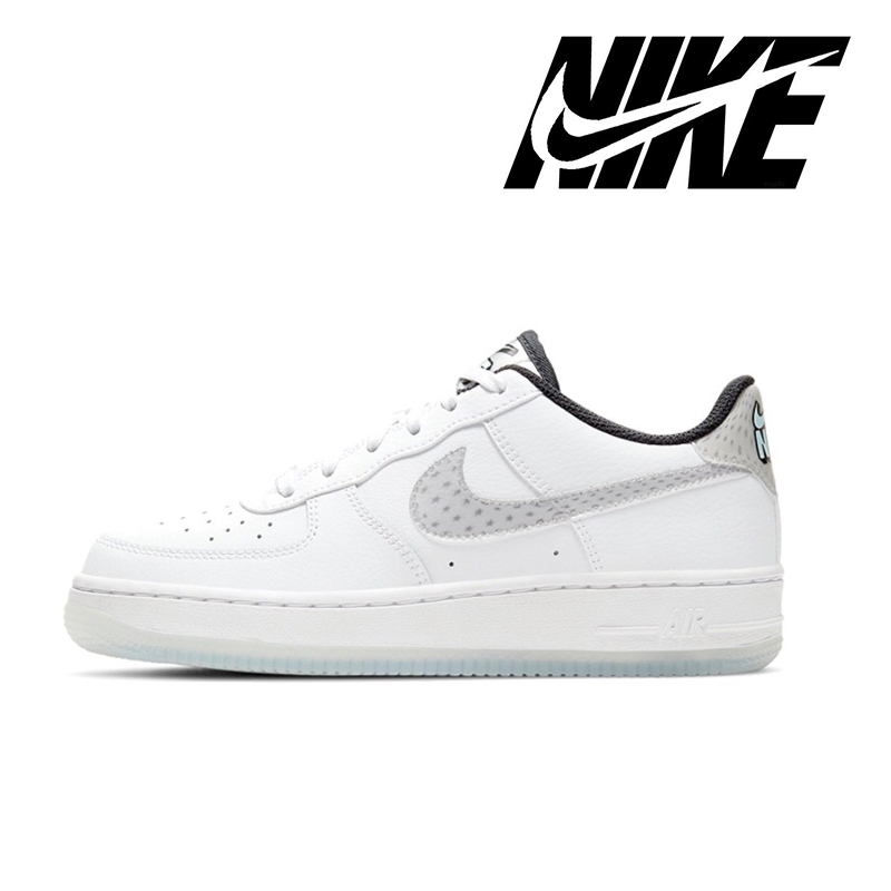 Nike Air Force 1 Low ของแท้ 100% รองเท้าผ้าใบ 3D Low Top GS สีขาวและสีเทาปราศจากแว่นตา